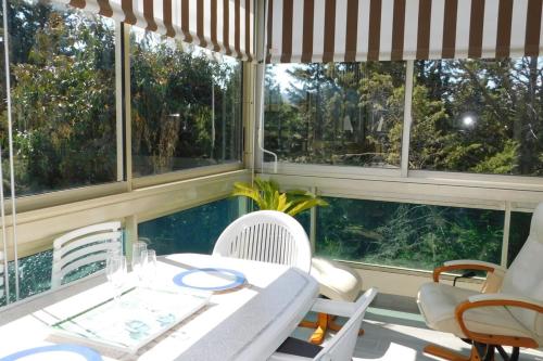 Zdjęcie z galerii obiektu Magnificent 2-bedroom "Beachcomber" Residence with pool and parking w mieście Antibes