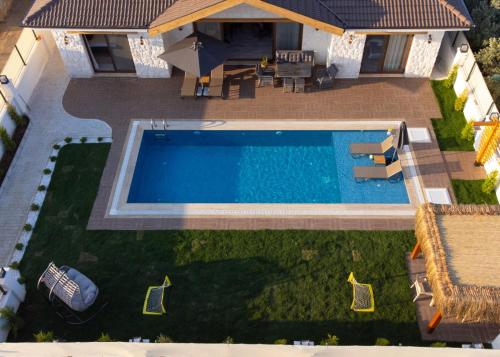 Výhled na bazén z ubytování Villa dumi house nebo okolí