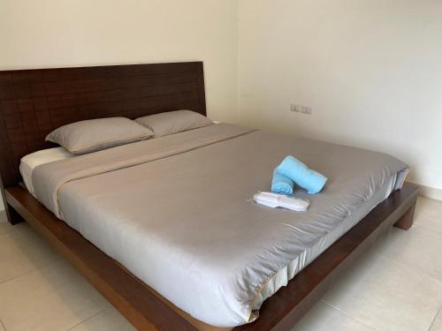 ein Bett mit zwei Handtüchern und zwei Kissen darauf in der Unterkunft Grand Residence apartment in Amman