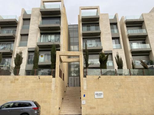 ein vor einem Gebäude geparkt in der Unterkunft Grand Residence apartment in Amman