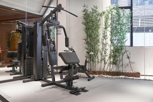 a gym with several treadmills and a treadmill at Fengyue Light Shang Hotel Guangzhou Baiyun Airport Store in Guangzhou
