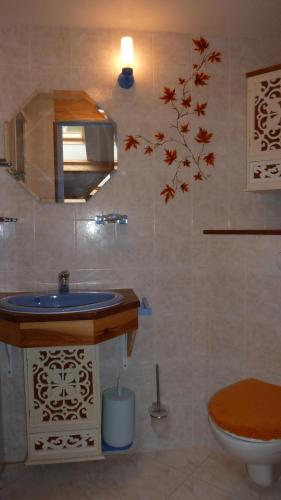 une salle de bain avec un lavabo et des toilettes dans l'établissement Chambres d'hôtes de La Templerie-Moulin, à Bazoges-en-Paillers