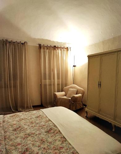 a bedroom with a bed and a chair at Pane&Burro in Vercelli
