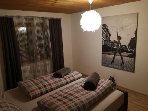 2 camas en una habitación con ventana en Tiroler Wohnung, en Arzl im Pitztal