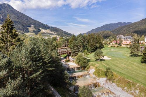 - une vue aérienne sur un complexe avec des montagnes dans l'établissement Sport & Sunny Cosy Alpine Retreat, à Kranjska Gora