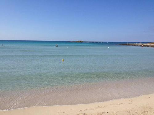 einen Strand mit einem gelben Ball im Wasser in der Unterkunft Appartamento Perla Del Salento Porto Cesareo in Porto Cesareo