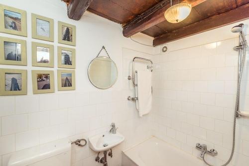 La salle de bains est pourvue d'un lavabo, de toilettes et d'un miroir. dans l'établissement Little Vista, à Kojsko