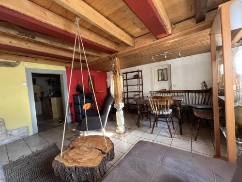 sala de estar con techo de madera y mesa en Ferienwohnung "An der schönen Bahra", 