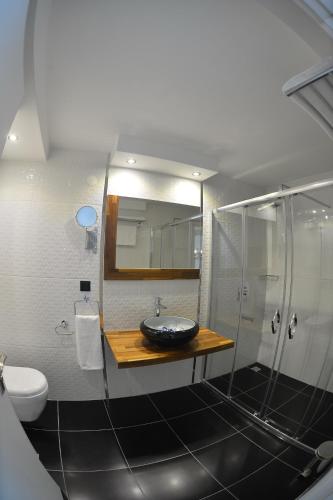 a bathroom with a sink and a shower at R S CİTY HoTEL in Samsun