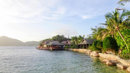 een uitzicht op een waterlichaam met huizen bij Whale Island Resort in Dam Mon