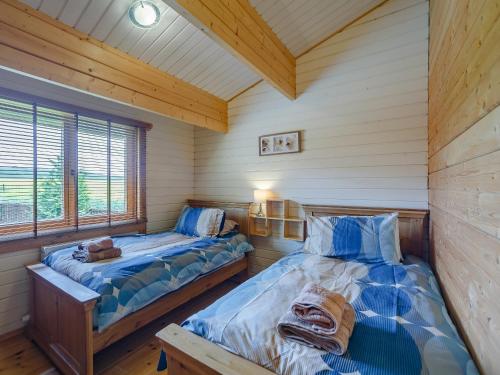EdromにあるChloeのベッド2台 木製の壁の部屋