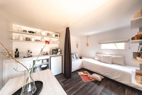 a small room with a bed and a kitchen at Camping Serenissima in Malcontenta