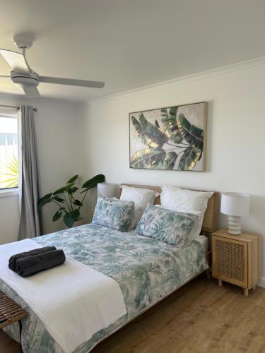 una camera da letto con un letto e un dipinto sul muro di Ocean View Retreat a Kalbarri
