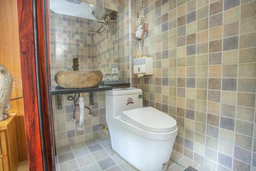 a bathroom with a toilet and a sink at Nanjing Tulou Xinyuan HomeStay in Nanjing
