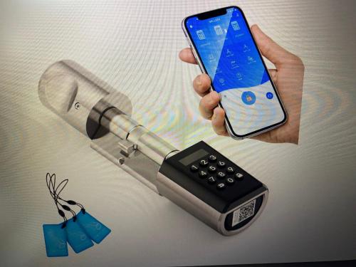 a hand holding a phone and a blow torch at Apartament Szpitalna in Poznań