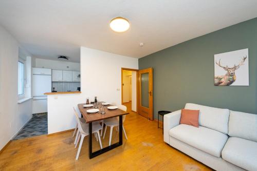 una sala de estar con un sofá y una mesa en Ferienwohnung in ruhiger Stadtlage, en Würzburg