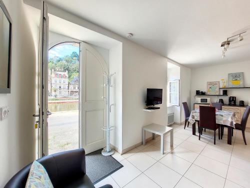 un salon avec une table et une salle à manger dans l'établissement Au Fil De L'Eau - Le Bord de Rance, à Dinan
