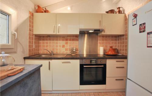 Η κουζίνα ή μικρή κουζίνα στο 2 Bedroom Cozy Apartment In La Gaude