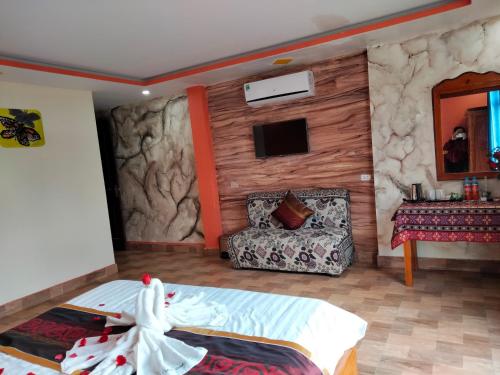 1 dormitorio con 1 cama y 1 sofá en una habitación en Sapa Alley Homestay, en Sa Pa