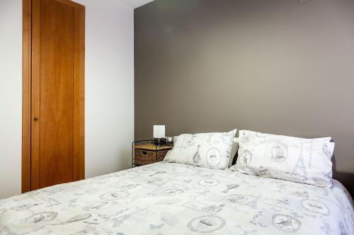 バレンシアにあるValencia Flat Rental Swim and Paddleのベッドルーム1室(白いシーツと枕のベッド1台付)
