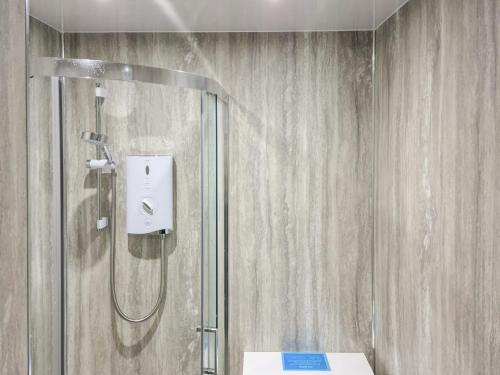 La salle de bains est pourvue d'une cabine de douche en verre. dans l'établissement St Abbs The Flag House, à Saint Abbs