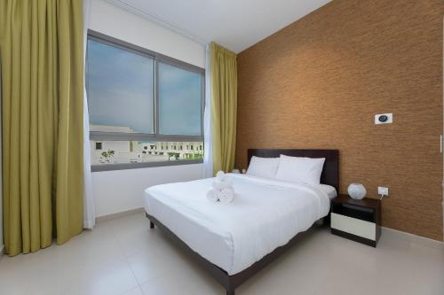 um quarto com uma cama grande e uma janela grande em Stunning 3 bedroom townhouse in Townsquare em Dubai