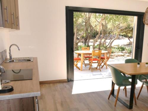 Η κουζίνα ή μικρή κουζίνα στο Villa Agliastru à 900m de la plage de Lozari