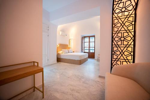 a bedroom with a bed and a mirror at Hotel La Chiquita in Córdoba