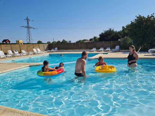 un groupe de personnes dans une piscine dans l'établissement Camping de la Rive, à Notre-Dame-de-Monts