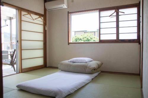 uma cama num quarto com uma janela em Ruco em Hagi