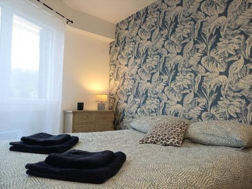 - une chambre avec 2 oreillers sur un lit escamotable dans l'établissement Studio Vue Mer Trestrignel, à Perros-Guirec