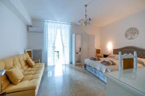 阿尼奧內的住宿－B & B L'ABBRACCIO，客厅配有沙发和1张床