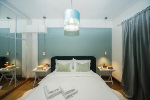 1 dormitorio con 1 cama blanca grande y 2 almohadas en Luxury Premium Suite #4, en Chalkida