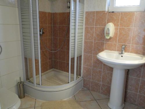 Koupelna v ubytování Apartmani Tepli Bok