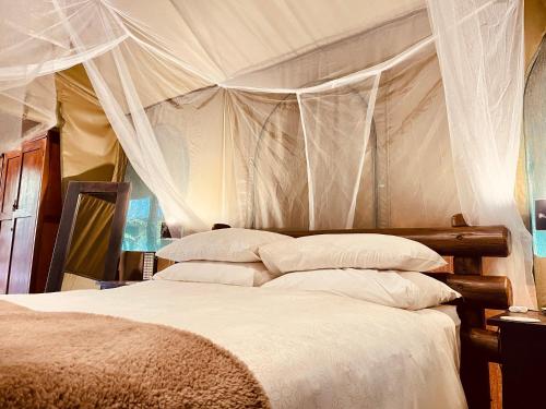 Ένα ή περισσότερα κρεβάτια σε δωμάτιο στο Nyala Luxury Safari Tents