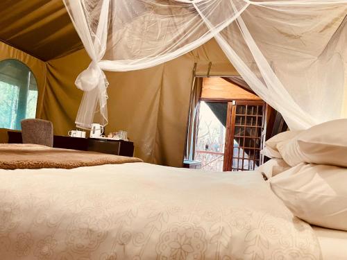 Ένα ή περισσότερα κρεβάτια σε δωμάτιο στο Nyala Luxury Safari Tents