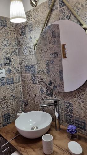 bagno con lavandino e specchio di Quintinha do Sal - Casa das Flores ad Alcácer do Sal