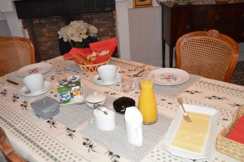 einem Tisch mit einem weißen Tischtuch mit einem Tisch von sidx sidx in der Unterkunft La Vieille Distillerie in Le Tâtre