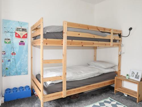 a couple of bunk beds in a room at 5 Thomas Street in Llanberis