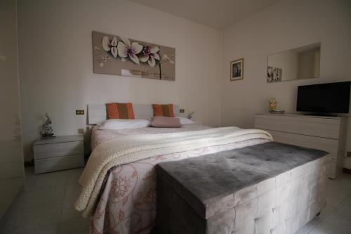 a bedroom with a bed and a flat screen tv at Casa Vacanze Doralice in Barzana