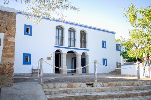 Biały budynek ze schodami przed nim w obiekcie Agroturismo Can Marquet - Adults Only w mieście Santa Gertrudis de Fruitera