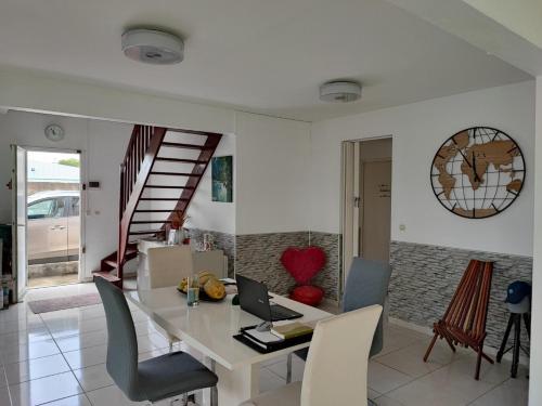 พื้นที่นั่งเล่นของ Stunning 3-Bed House in Baie Mahault