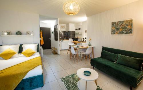 une chambre avec un lit, un canapé et une table dans l'établissement Studio Le Voltaire Sublime & Cosy proche Gare de Sète, à Sète