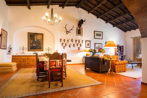 a living room with a table and a couch at Monte das Lages in Redondo