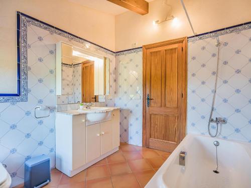 bagno con vasca e lavandino di Villa Can Fanals by SunVillas Mallorca a Pollença
