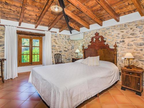 ポリェンサにあるVilla Can Fanals by SunVillas Mallorcaの木製の天井が特徴のベッドルーム1室(ベッド1台付)