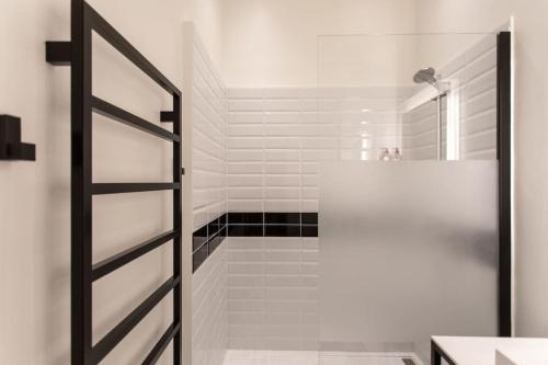 baño blanco con ducha y lavamanos en #8 Suite Promenade 1min Beach 2rooms/Parking/Terrace/WIFI, en Niza