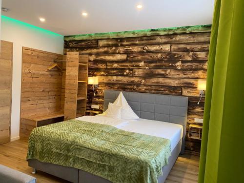 ヘスバッハにあるGasthof zur Sonne Winzenhohlの木製の壁のベッドルーム1室(ベッド1台付)