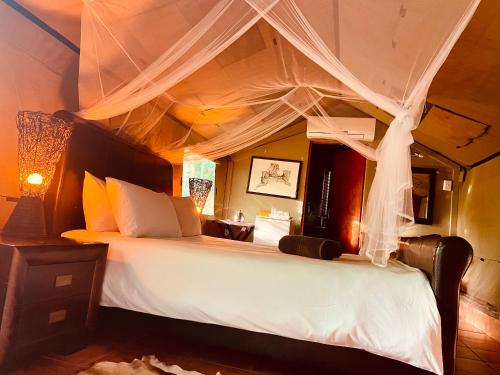 Ένα ή περισσότερα κρεβάτια σε δωμάτιο στο Nyala Luxury Safari Tents