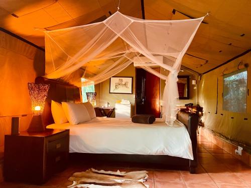Ένα ή περισσότερα κρεβάτια σε δωμάτιο στο Nyala Luxury Safari Tents